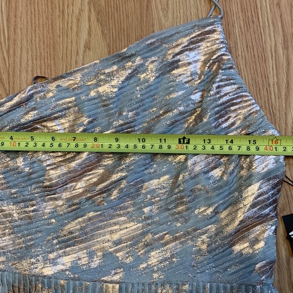 ADRIANNA PAPELL Silver Multi Pleated Foil One Shoulder Dress - Picture 5 of 10